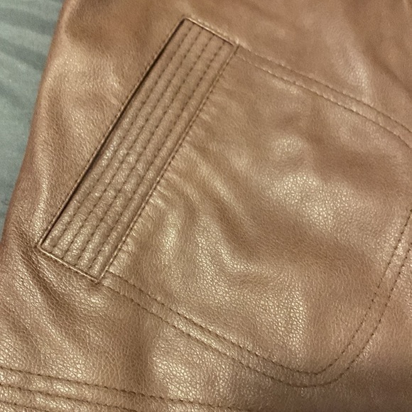 Danier women’s leather jacket - Picture 5 of 10
